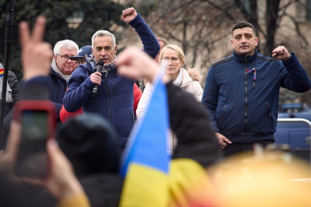 Violența din spatele lui Simion. Ce alegi când votezi cu „protejatul mai tânăr”?