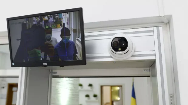 „Big Brother” în școli, analizat de un expert în protecția datelor: „Încalcă legea!”
