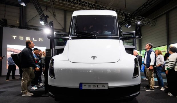 Primele camioane electrice Tesla vor fi gata la sfârșitul acestui an, cu o tehnologie de încărcare ultrarapidă