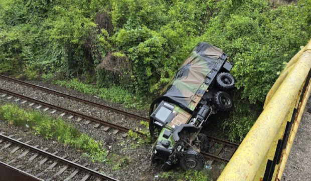 Un camion militar francez a căzut de pe șosea pe Valea Oltului. Două victime, trenuri oprite