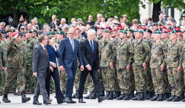 Țara din estul Europei în care Germania trimite o unitate militară permanentă, prima oară după Al Doilea Război Mondial