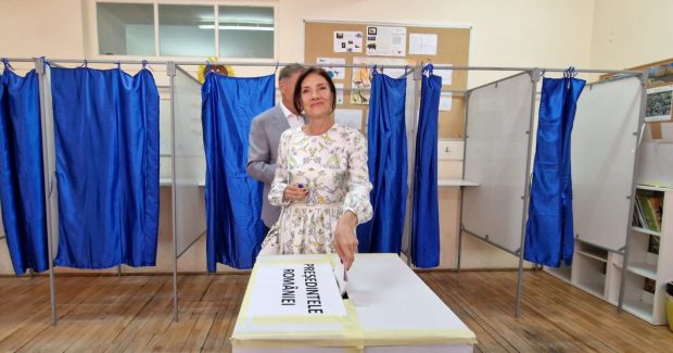 Imagine Stire Cum a apărut Carmen Iohannis la secția de votare, în Sibiu. A purtat aceeași rochie și la începutul anului școlar, în septembrie 2024 | 2review.ro