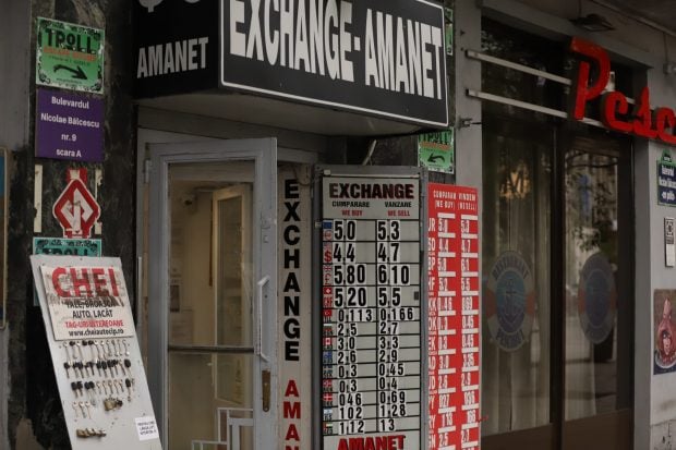 Avertismentul unui economist: Euro va ajunge la 5,5 lei dacă moțiunea trece și la 6 lei dacă România intră în categoria junk. Miza de 230 de miliarde de euro pentru țara noastră
