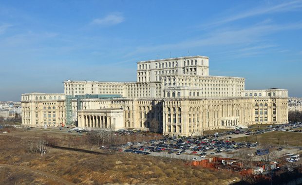 De sub Palatul Parlamentului se fură cablurile de curent electric pentru cupru, iar poliţia a pus camere video în catacombe. Ce pedepse au primit hoţii prinşi în flagrant delict