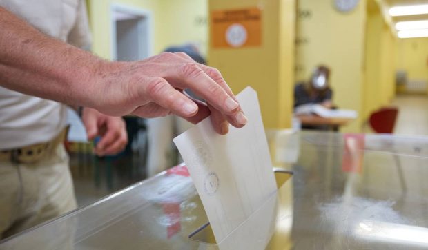 Polonia nu-și lasă cetățenii din Ucraina să voteze: „Este imposibil să se organizeze alegeri în Ucraina în așa fel încât rezultatele lor să nu poată fi contestate”