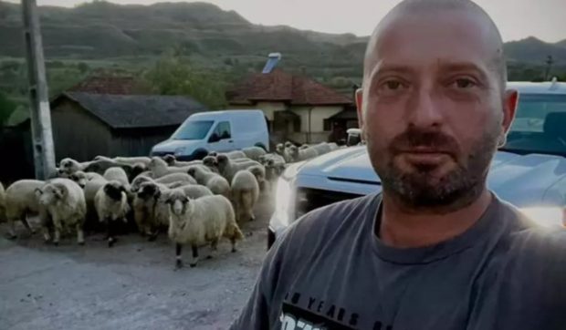Imagine Stire Imagini cu casa lui Cheloo din Breaza. S-a mutat la țară și nu se ferește de treburile gospodărești | 2review.ro