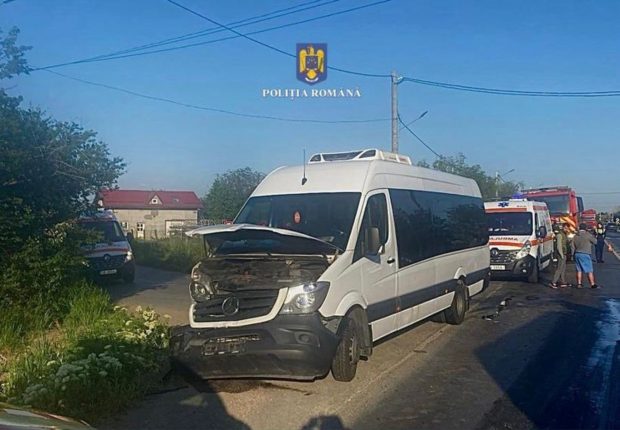 Cinci oameni răniți pe DN71, la Bâldana, în Dâmbovița, după ce un autoturism şi un microbuz s-au ciocnit. A fost activat Planul roşu de intervenţie