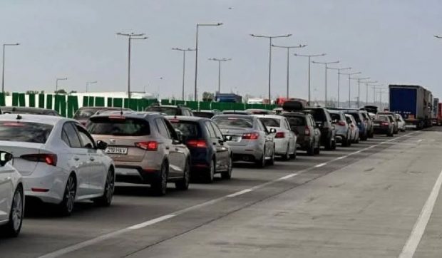 Coloană de mașini de 4 km la Giurgiu, la ieşirea din România spre Bulgaria pe Podul Prieteniei