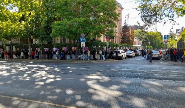 Sorba álltak a választók, hogy leadhassák szavazataikat Budapesten. Kelemen Hunor: „Szükségünk van egymásra”