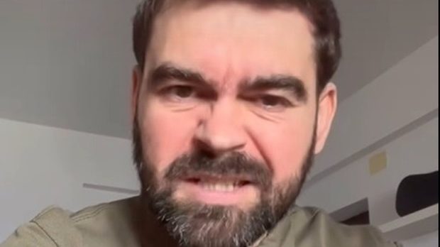 Un fost candidat la parlamentare care le-a numit „cățele” pe votantele lui Nicușor Dan s-a ales cu dosar penal. Cu ce „scuză” a venit politicianul