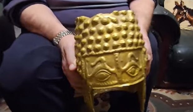 „Coiful de aur de la Coțofenești”, găsit la Ploiești. Este singura replică existentă și stă la loc de cinste în sufrageria unui profesor colecționar | VIDEO