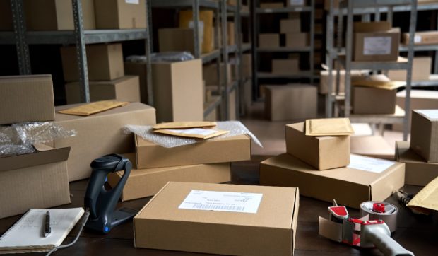 Un curier din Prahova care livra colete la easybox a furat bunuri de 70.000 de euro într-o lună