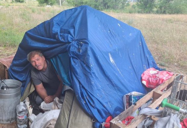 Român, găsit sub o prelată albastră de plastic, în Spania: „Aici mă simt mai în siguranță”