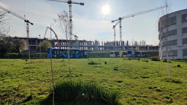Misterioasa clădire construită de SRI, pe malul Lacului Străulești din Capitală, cu muncitori asiatici. „E o construcție specială. Uitați-vă ce gard mare e aici!”