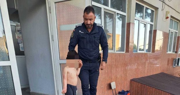 Un copil de 4 ani a căzut de la etajul 1 al unui bloc din Botoșani. Polițiștii l-au găsit pe stradă, aproape dezbrăcat