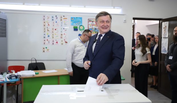 Crin Antonescu a lăudat prezența la vot a românilor, după ce a mers la urne alături de soția și fiica sa