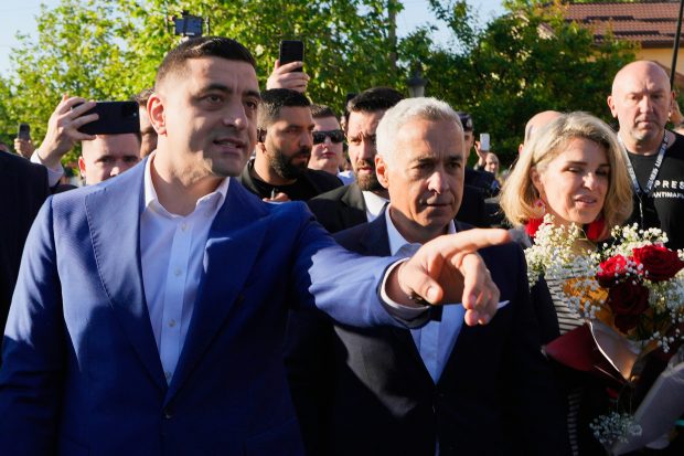 Jurnaliștii ruși au scris că polițiștii i-au scos pe George Simion și pe Călin Georgescu afară din secția de votare