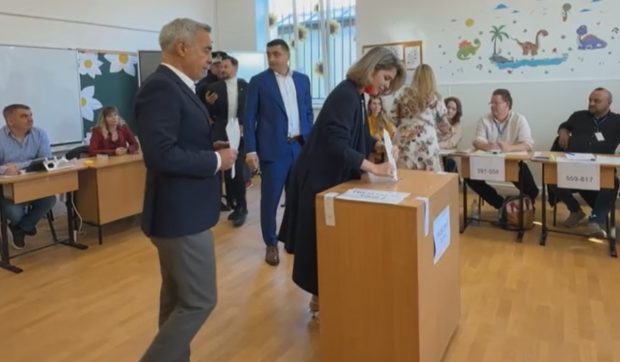 Cum a apărut Cristela Georgescu la secția de votare. Detaliul care a atras toată atenția la soția lui Călin Georgescu