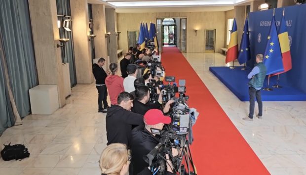 Cum au fugit miniștrii de jurnaliști la Guvern, în timp ce presa îi aștepta în altă parte, după ce Cătălin Predoiu a decis ca ziariștii să nu mai aibă acces la ședința de Guvern | VIDEO