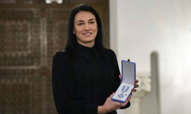 Imagine Stire Cristina Neagu, în negru din cap până în picioare când a fost decorată de Ilie Bolojan. Cât costă geanta pe care a asortat-o la rochia elegantă | 2review.ro
