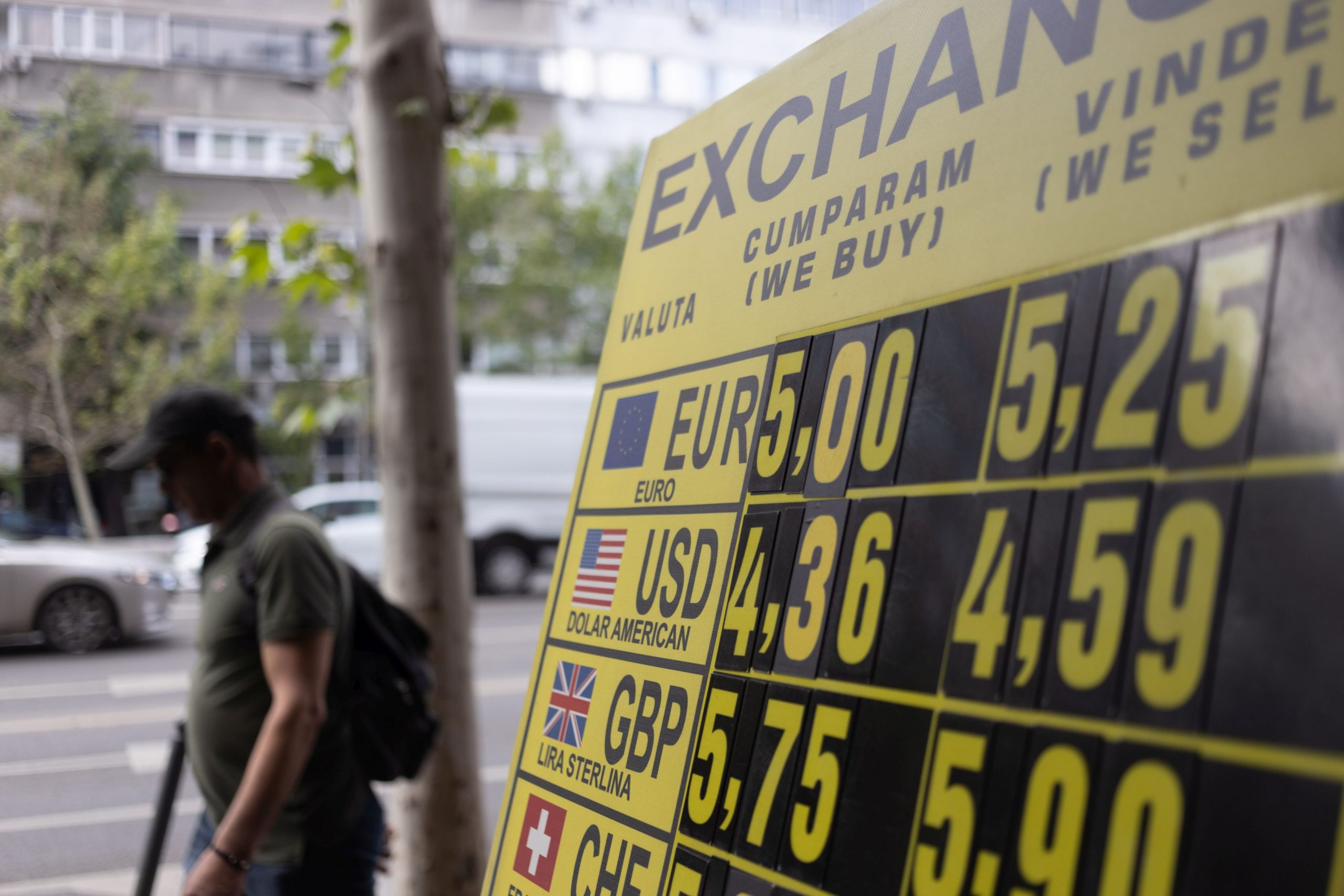 Poza pentru articolul Leul scade în tranzacțiile interbancare după anunțul moțiunii PSD-AUR, bursa e pe roșu