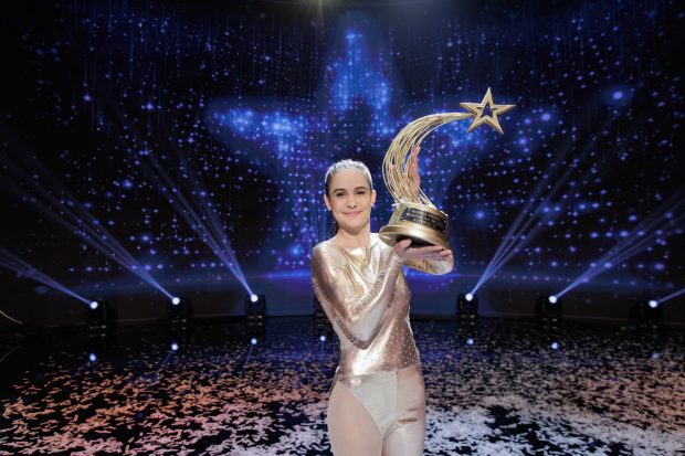 Imagine Stire Damaris Lupu, adolescenta care a cucerit România, dezvăluie cum i s-a schimbat viața după „Românii au talent”. Ce a făcut cu cei 120.000 de euro câștigați | 2review.ro