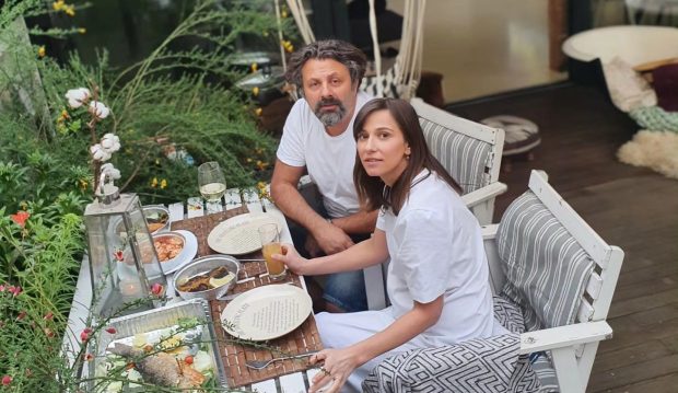 Imagine Stire Cum arată curtea casei de la Viscri, pe care Dana Rogoz și soțul ei au restaurat-o. Imagini cu familia în vacanță. „Suntem într-un alt șantier” | 2review.ro