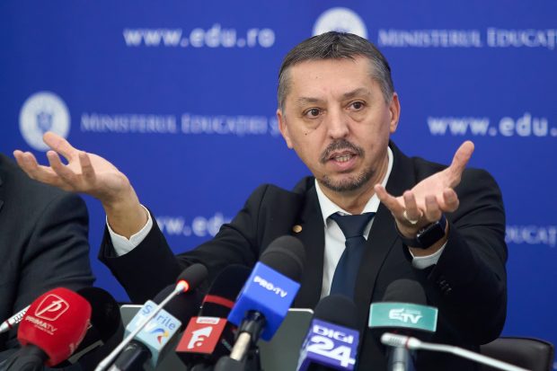 Ministrul Daniel David, despre disecțiile pe animale pe care le făcea la ora de biologie: „La început, a fost un șoc pentru noi”
