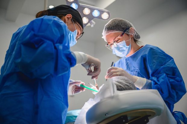 De la dinți mobili la dinți ficși: cum îți transformă viața tratamentele moderne de la Clinica OZONO