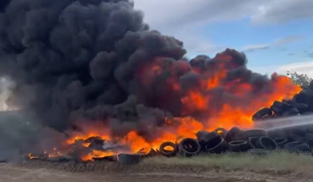 Incendiu la un depozit de cauciucuri din Șendreni, Galați. Mesaj Ro-Alert din cauza fumului gros care se vede de la kilometri depărtare | VIDEO