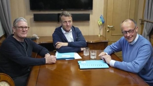 Dezinformare cu Emmanuel Macron și alți lideri europeni în prim-plan, plecată de la un șervețel mototolit: „Pură teorie a conspirației” | VIDEO