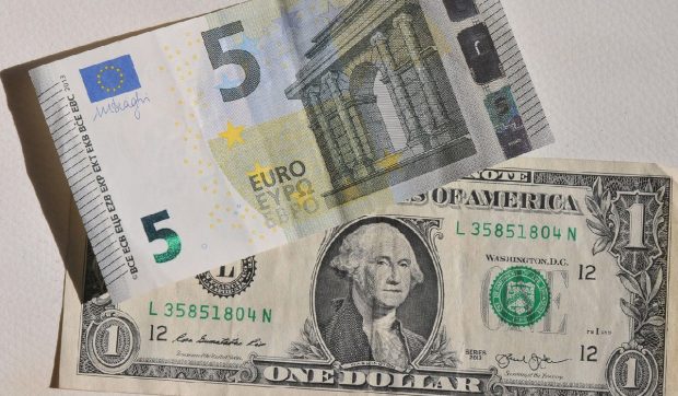 Motivul pentru care Ucraina ar putea înlocui dolarul cu euro, ca monedă de referință: „ O volatilitate mai mare pe piețele globale”