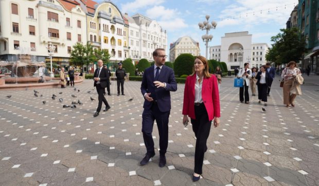 Roberta Metsola s-a plimbat în Timișoara alături de Dominic Fritz: „I-am arătat semnele gloanţelor care au mai rămas pe clădirile noastre” 