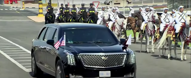 Donald Trump, primit de zeci de călăreți pe cămile și de Cybertrucks, în Qatar: „N-am mai văzut” I VIDEO