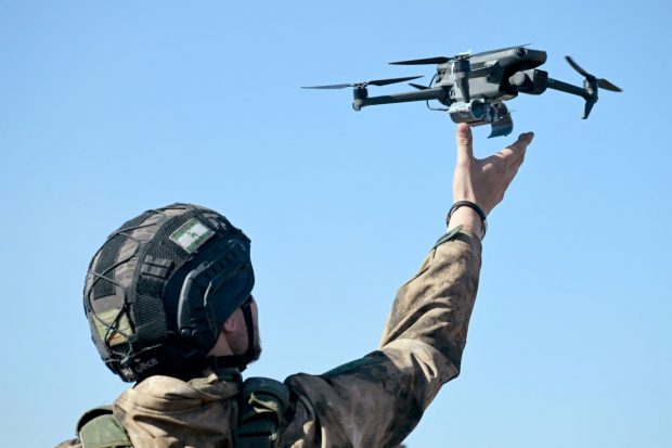 China și Rusia pot spiona și asasina neobservate cu drone de mărimea unor insecte, avertizează un fost specialist Google