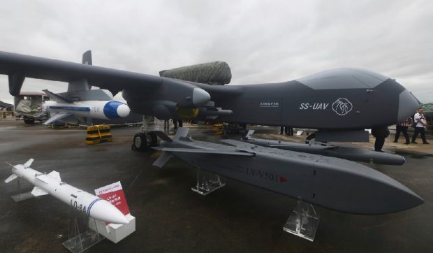 „Mama morții”: China pregătește lansarea unei drone-mamă capabile să elibereze roiuri de UAV-uri autonome letale
