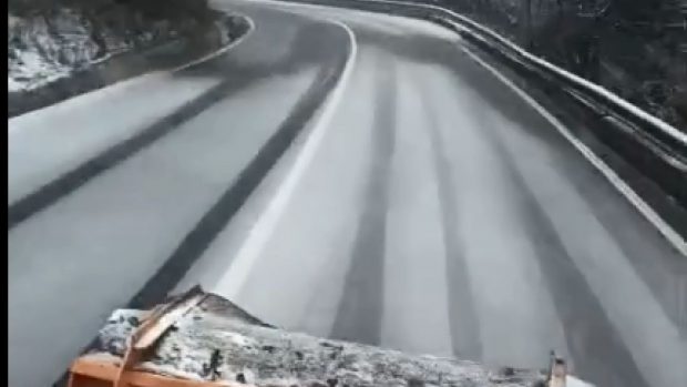 Drumarii au intervenit pe șoselele din Harghita: „Condiții de iarnă în mijlocul lunii mai. Conduceți cu prudență!” | VIDEO