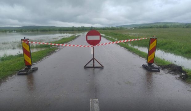 Un pod peste Olt s-a surpat. Care sunt rutele ocolitoare ale drumurilor județene închise în Brașov din cauza inundațiilor