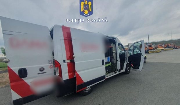 Șofer român care a furat o dubă din Italia, prins pe autostrada A1, în Arad. Ce au găsit polițiștii în autoutilitară valora 150.000 de euro