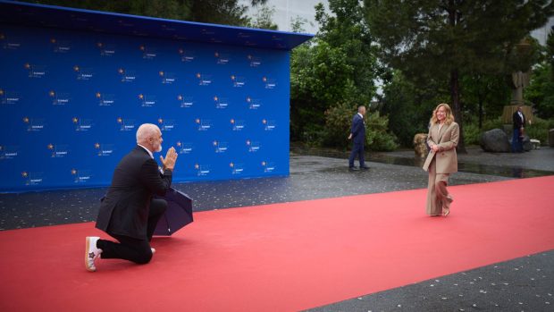 Premierul Albaniei s-a ținut de glume la summitul CPE. A îngenuncheat în fața Giorgiei Meloni și i s-a adresat cu „Majestatea Voastră” lui Emmanuel Macron