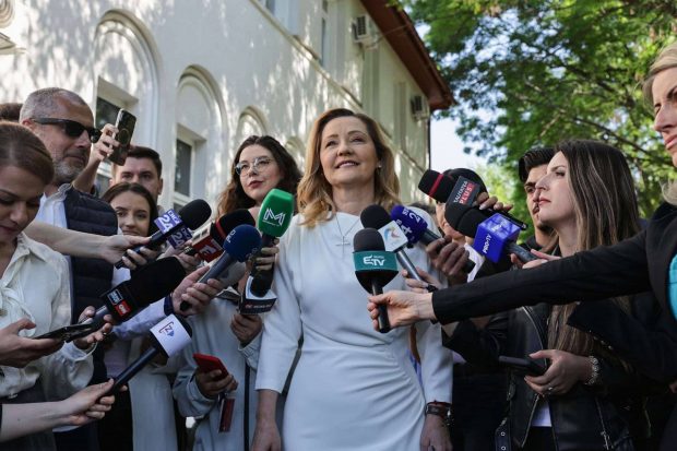 Imagine Stire Elena Lasconi, îmbrăcată într-o rochie de 1.000 de lei la secția de votare. Cine i-a creat ținuta și cum a apărut alături de Cătălin Georgescu, soțul ei | 2review.ro