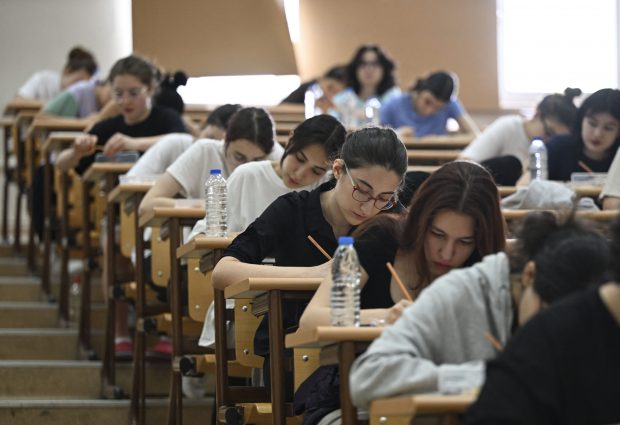 Cum îi pot ajuta părinţii pe copii să treacă peste stresul de dinaintea Bacalaureatului. Sfaturile unui psiholog