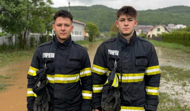 Doi elevi pompieri, la datorie în lupta cu inundațiile din Florești, Cluj: „Uzi, murdari de noroi, dar fericiți că pot să contribuie”