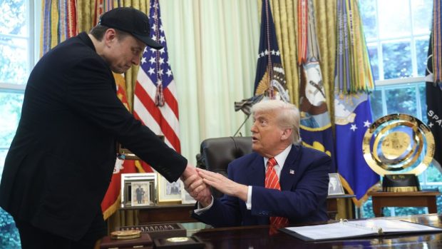 Elon Musk a primit un cadou pentru „oameni foarte speciali” de la Donald Trump, cu ocazia plecării sale din guvernul SUA | VIDEO
