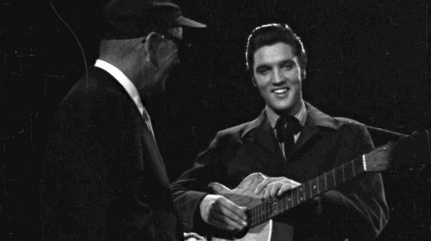 Imagini video necunoscute cu Elvis Presley, apărute după aproape 70 de ani. Filmare din 1956, când a înregistrat o melodie celebră