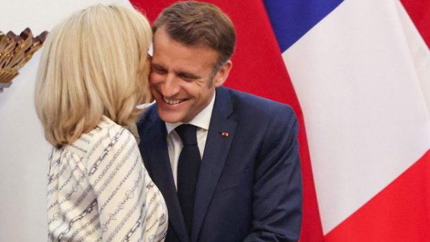 Motivul pentru care videoclipul în care Brigitte Macron îl împinge pe soțul ei, Emmanuel Macron, a ținut atenția Franței doar 24 de ore