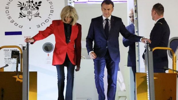 Emmanuel Macron, împins de soție la sosirea în vizita din Vietnam: cum comentează biroul președintelui francez momentul tensionat | VIDEO