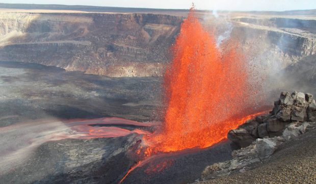 Momentul în care un vulcan a erupt, în Hawaii. Jeturile de lavă au ajuns la peste 300 de metri înălțime | VIDEO