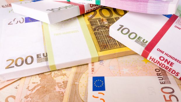 Un fost polițist din Bacău și-a șantajat fosta iubită, cu 21 de ani mai în vârstă: i-a cerut 10.000 de euro ca să nu-i spună soțului de aventură. Ce a urmat