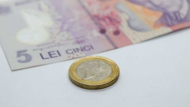 Euro a trecut de 5 lei, pentru prima dată în istorie